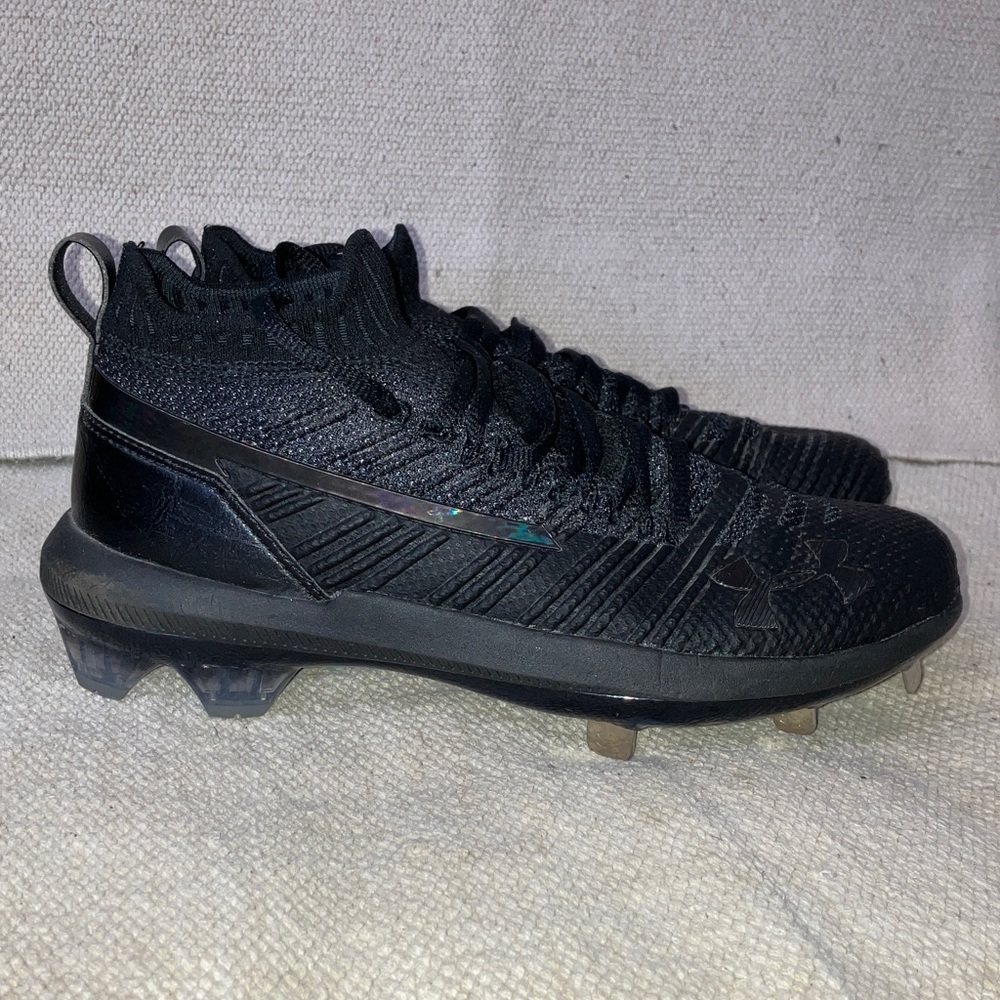 Under Armour Men's size 7 baseball Athletic Cleats with elasticized ankles